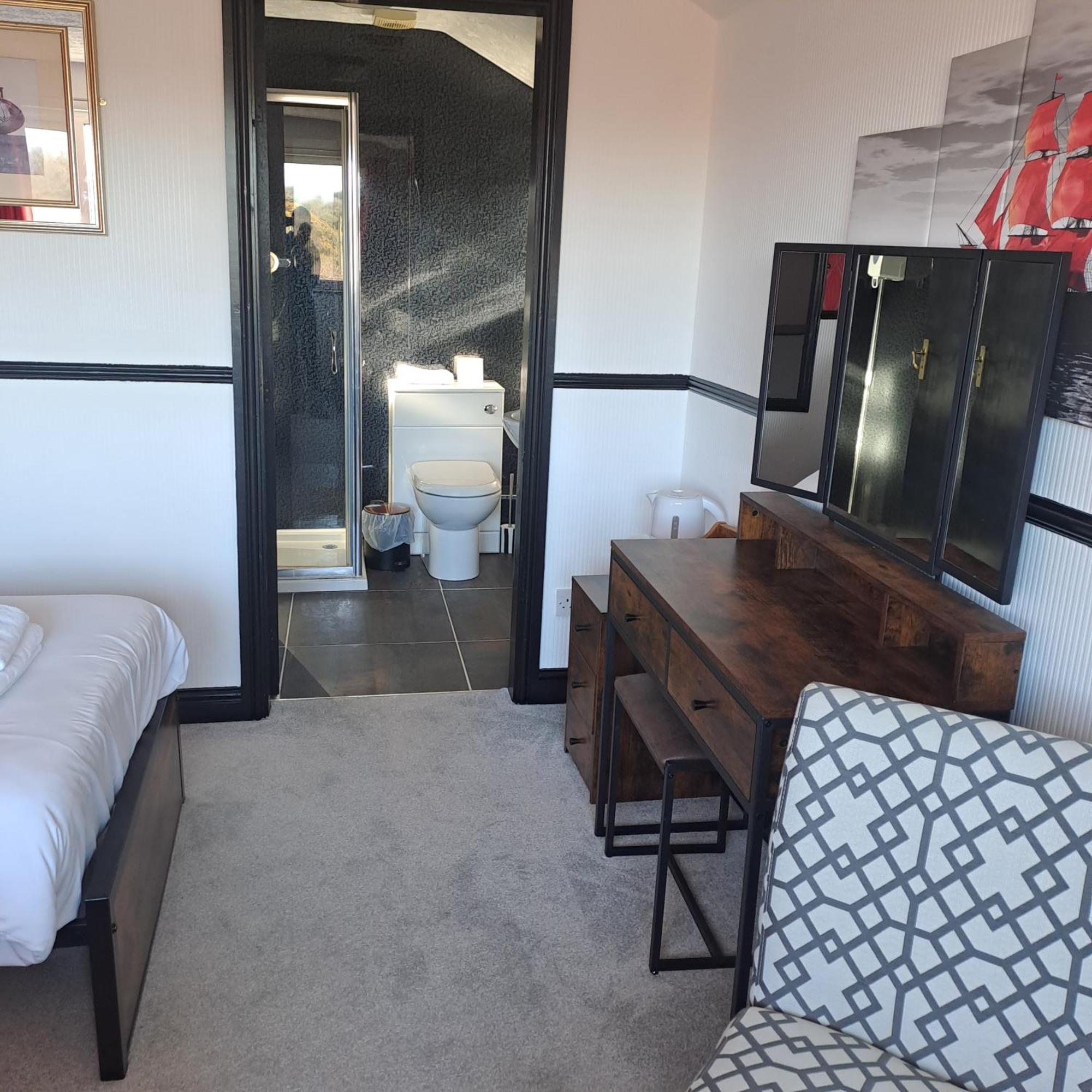 Boathouse Hotel Holyhead Bagian luar foto