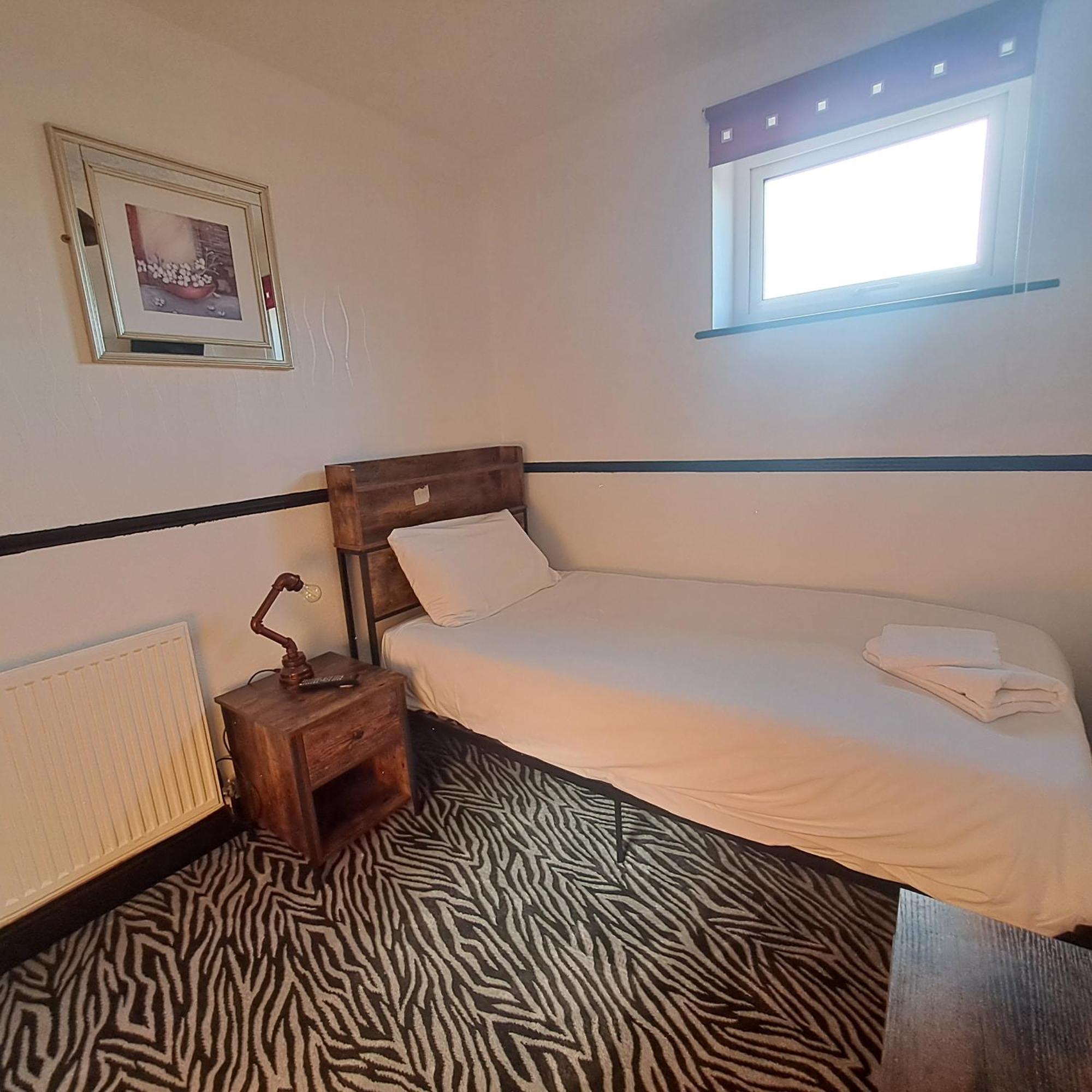 Boathouse Hotel Holyhead Bagian luar foto